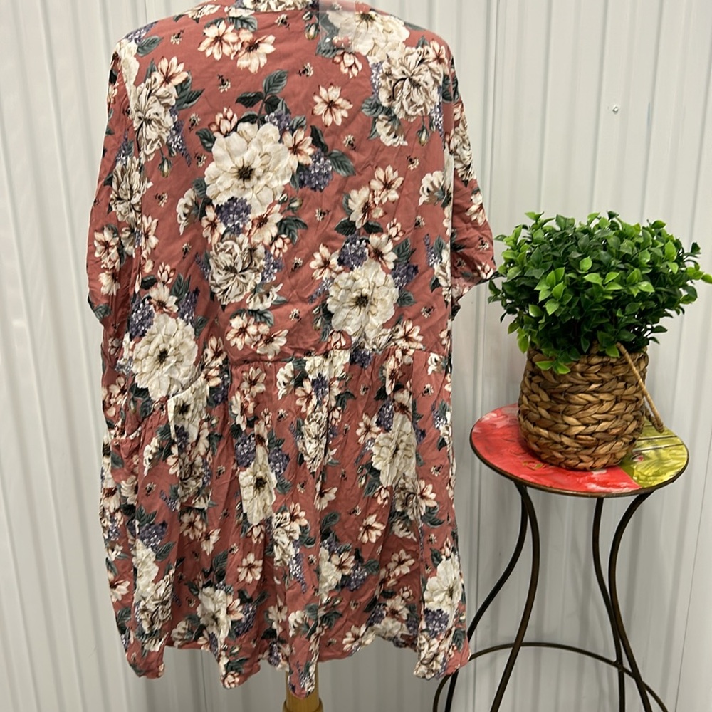 NWT two Torrid short sleeved floral blouses - Picture 4 of 15